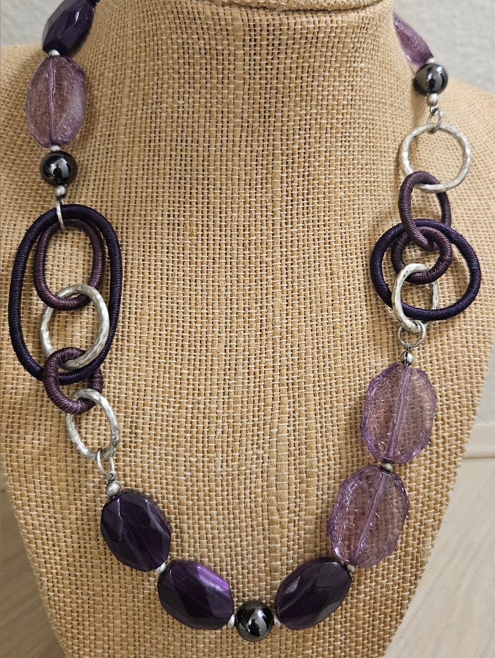 JONES NEW YORK JNY SILVER TONE PURPLE CHUNKY LIGHTWEIGHT BEADED PURPLE NECKLACE